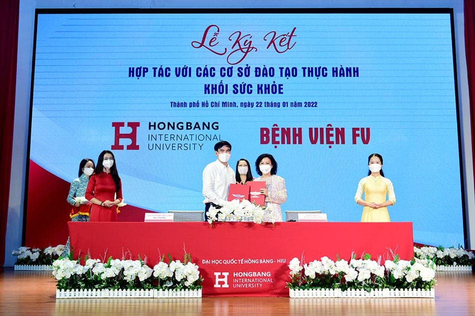 Hong Bang International University’s Indian medical students are given “International level” practice training at FV Hospital.